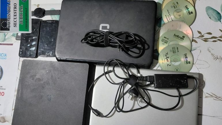 Los dispositivos electrónicos secuestrados en el operativo realizado en la casa del barrio Del Trabajo. 