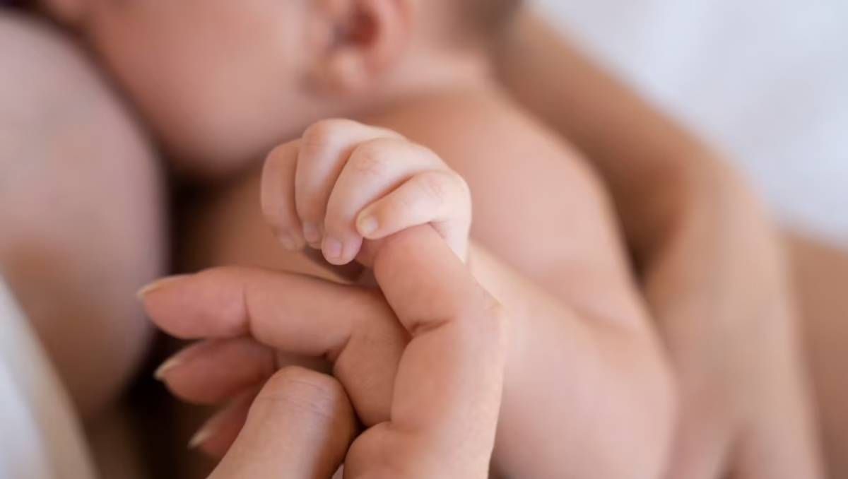 El botulismo infantil se produce cuando un bebé ingiere esporas de la bacteria Clostridium botulinum.