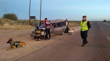 atraparon a cuatro neuquinos con droga en las grutas