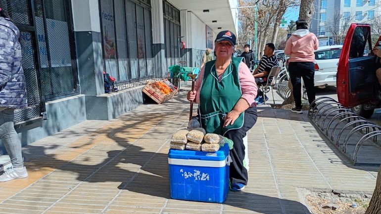 Nely suele ubicarse en la puerta de La Anónima del centro cipoleño con su venta de mote. Dice que es muy bueno para la salud. 