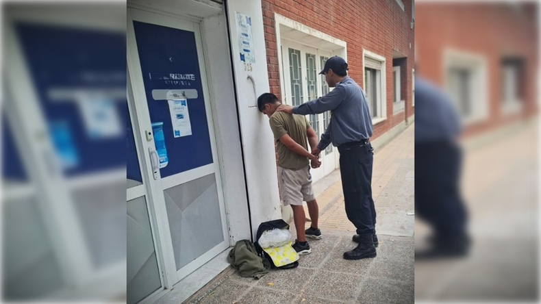 El sospechoso fue detenido tras un fuerte operativo en el centro de Cipolletti. Foto: Policía de Río Negro. | LMCipolletti.com El sospechoso fue detenido tras un fuerte operativo en el centro de Cipolletti. Foto: Policía de Río Negro.