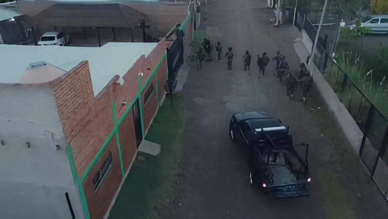 Decenas de policías participaron en el megaoperativo narco efectuado el sábado en domicilios de Cipolletti y la región. Diez personas quedaron imputadas. Foto: Gentileza.