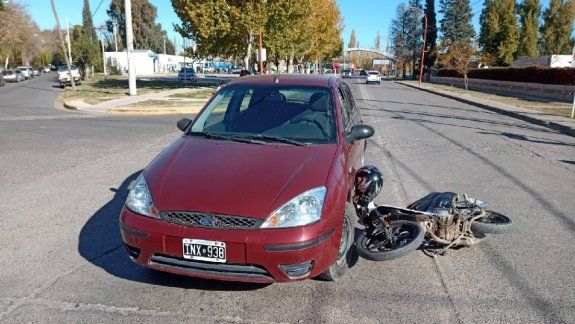 Escaparon en moto y chocaron contra un auto: llevaban droga