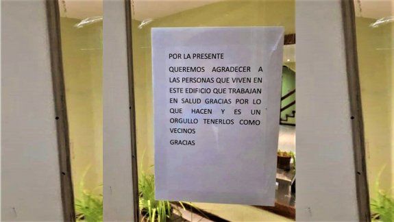 El emotivo cartel para dos vecinas que son médicas 