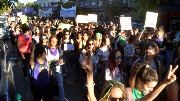 {alttext(,Multitudinaria marcha de Las cipoleñas por el #8M)}