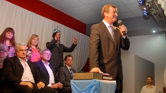 El intendente saliente, Abel Baratti, le entregó el mando a Aníbal Tortoriello, quien lo reemplazará los próximos cuatro años al mando del Municipio.