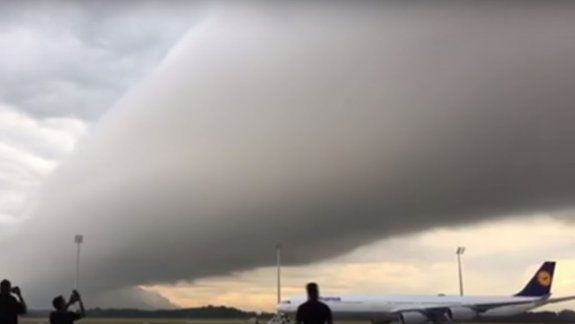 Fenómeno climático causó terror en un aeropuerto