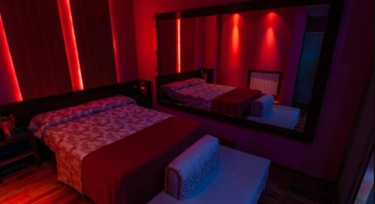 La encargada del hotel fue quien encontró al hombre sin vida tras notar que no respondía al llamado en la habitación.