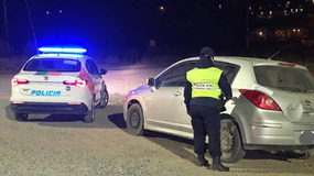 Los agentes le permitieron retirarse al conductor, para no exponer a una situación de violencia al niño, pero las agresiones continuaron y terminó detenido. | LMCipolletti.com Los agentes le permitieron retirarse al conductor, para no exponer a una situación de violencia al niño, pero las agresiones continuaron y terminó detenido.