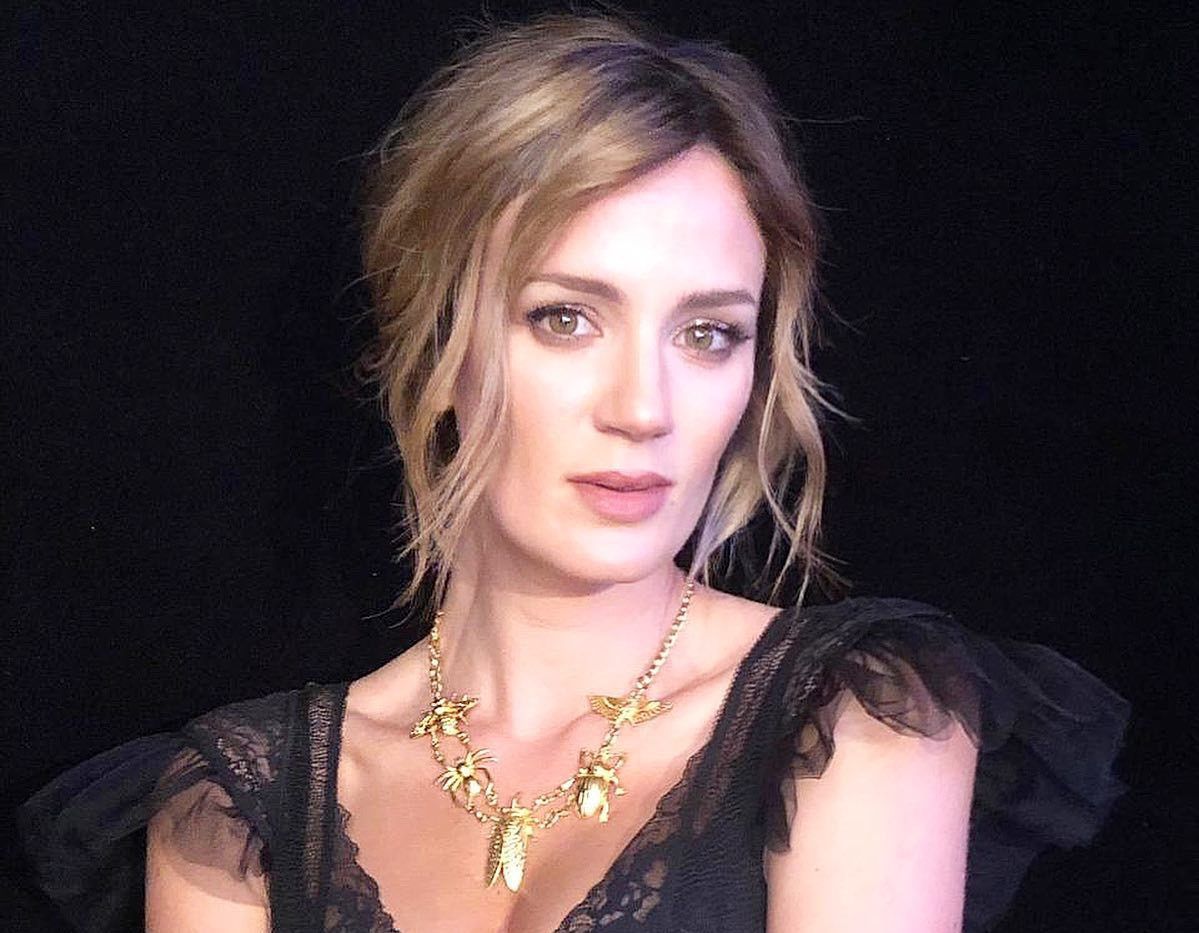 Ya recuperada del susto, Paula chaves busca al motoquero que la ayudó.