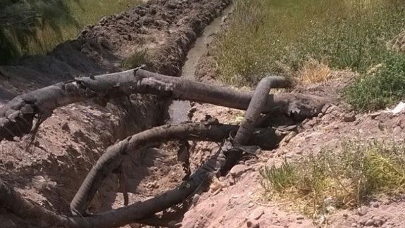 La comisión directiva del barrio cerrado comenzó la obra de construcción de un paredón para impedir el paso del resto de los vecinos de Las Perlas al río.&nbsp;