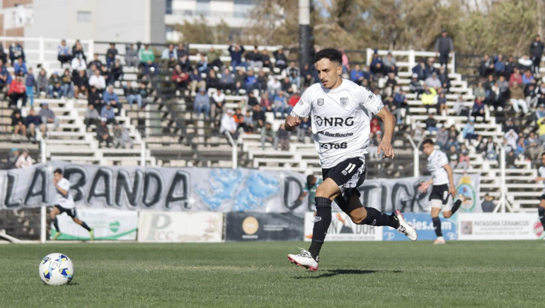 Luis Dezi tuvo la primera chance clara para Cipolletti. Fotos: Anahí Cárdena&nbsp;