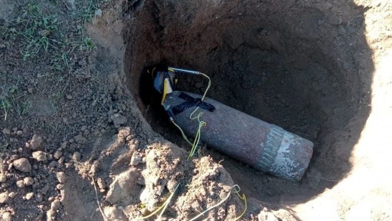 Susto en Viedma: encontraron un proyectil de artillería en el patio de una casa