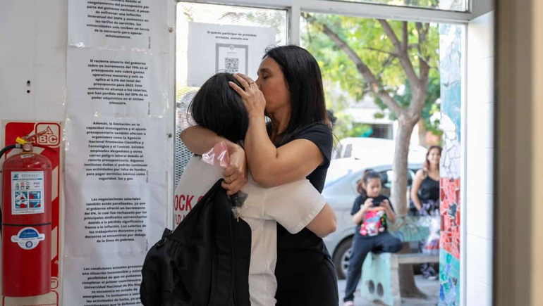 Para el recuerdo. El emocionado abrazo entre Cande y su mamá Claudia.