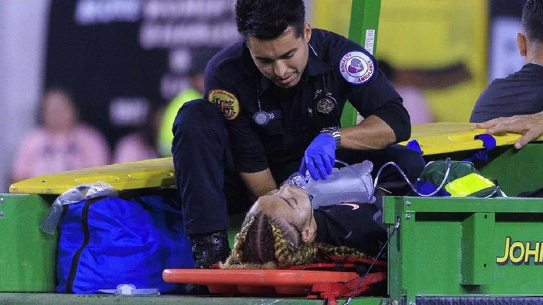 Una futbolista se desmayó y tuvo que ser operada de urgencia, pero el partido siguió