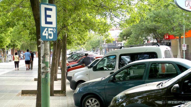 El estacionamiento en el centro de la ciudad es cada vez más problemático por la creciente cantidad de vehículos.