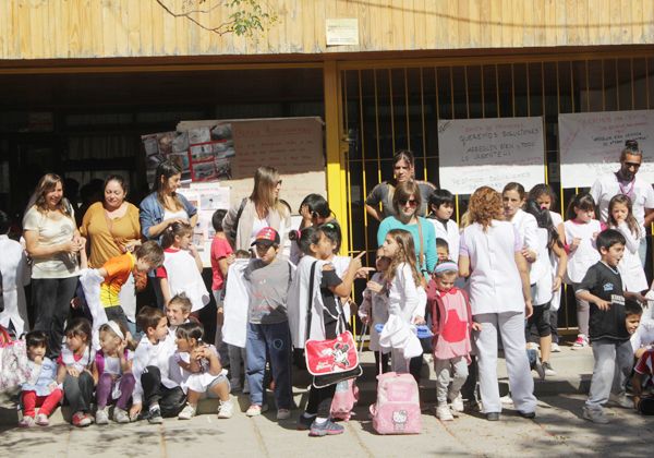 Protesta de padres en la Escuela 313