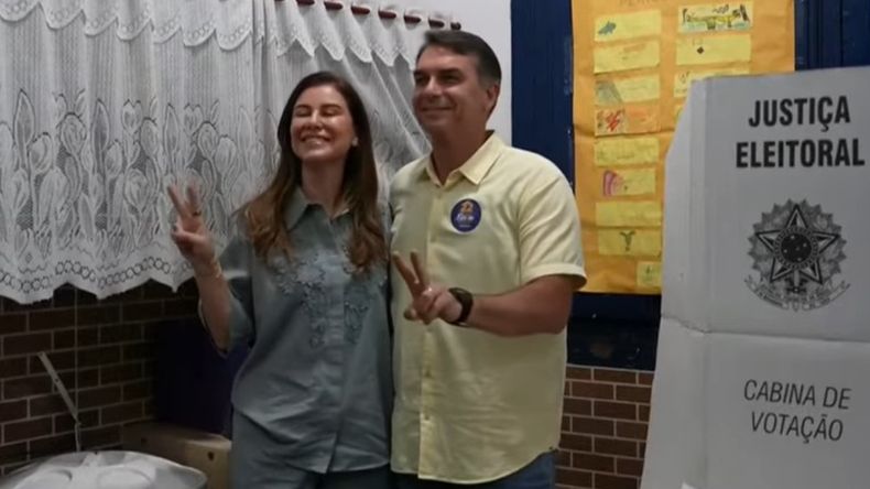 Flávio Bolsonaro salió de Brasil y viajó hacia Ecuador, previo paso por Argentina, junto a su familia. | LMCipolletti.com Flávio Bolsonaro salió de Brasil y viajó hacia Ecuador, previo paso por Argentina, junto a su familia.