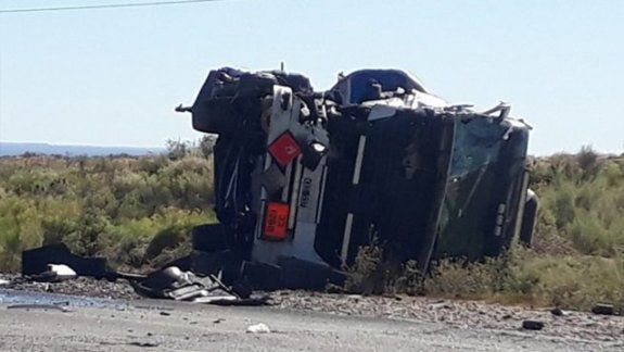 Dos camiones de YPF volcaron para evitar un choque frontal 