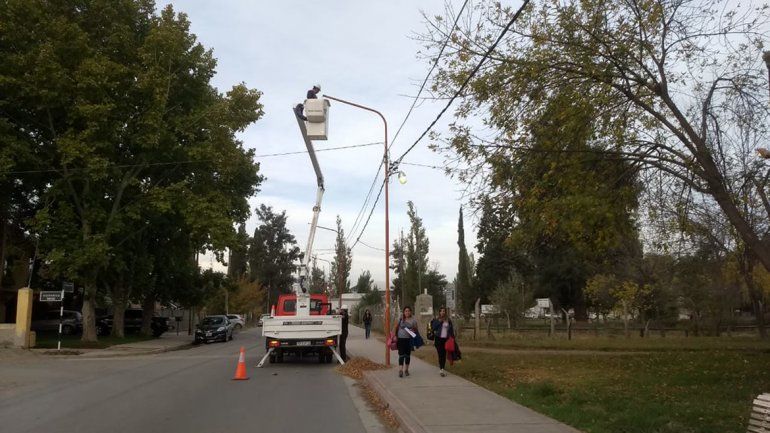 Instalan luces para mejorar el ingreso a la UNCo en Los Tordos