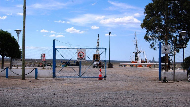 El portón de ingreso al muelle Heleno Arcángel permanece cerrado.
