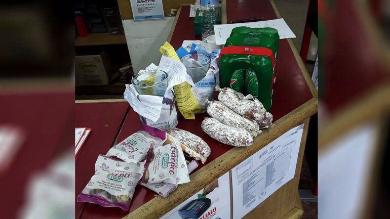 Atraparon a un policía que intentaba robarse una picada de un supermercado