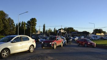 Cruzar a Neuquén se transformó en una odisea en los horarios pico.