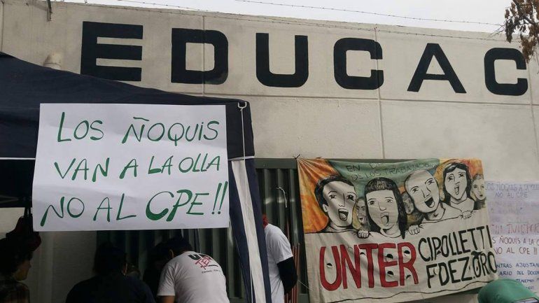 Los maestros cipoleños realizaron una novedosa protesta frente al Consejo Provincial de Educación.