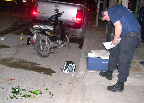 Motos que transportaban alcohol chocaron en el centro