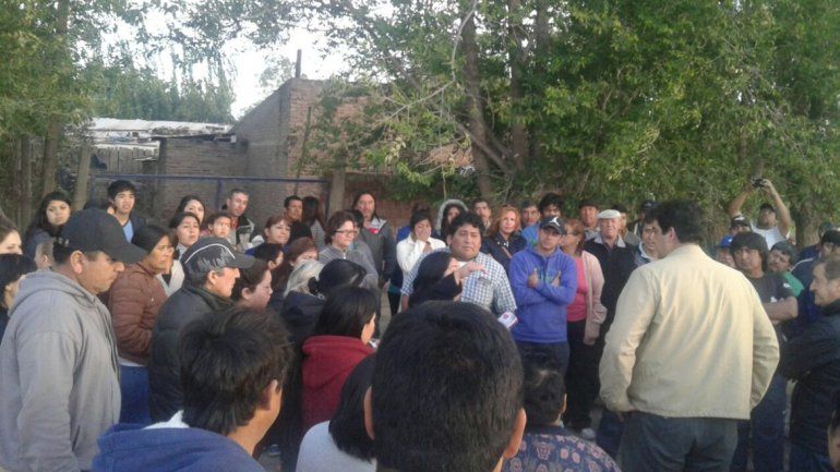 Los pobladores que se verán incomunicados por los trabajos viales dialogaron con Tortoriello y Vázquez días atrás.