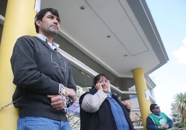 Municipales se encadenaron