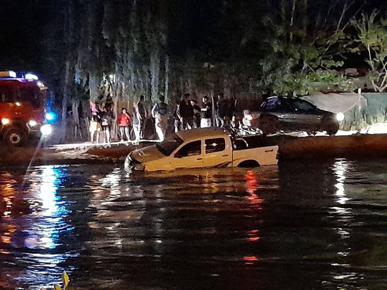 El primer hecho se registró cuando una conductora perdió el control de su camioneta y cayó al canal de riego.