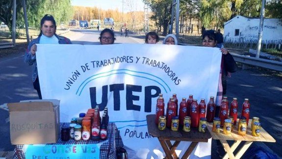 Uno de los puestitos de los manifestantes sobre la ruta 22, en el acceso bloqueado al puente.