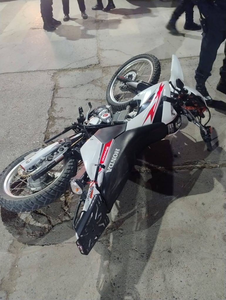 Ante una caída en la moto, personal policial los redujo en la intersección de Brentana y San Martín. Ante una caída en la moto, personal policial los redujo en la intersección de Brentana y San Martín.