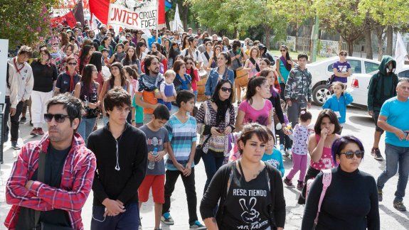 Gremios y organizaciones de derechos humanos encabezaron la movilización, de la que no participó ninguna autoridad municipal.