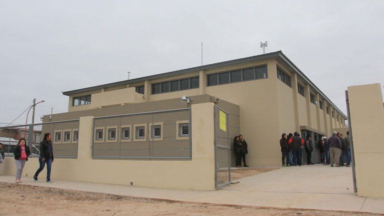 El acto multitudinario en el edificio del CEM 152 terminó de forma abrupta.