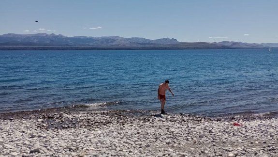 Le sacaron una foto en el lago y descubrió un extraño objeto en el cielo