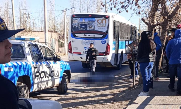 Un hombre alcoholizado se tropezó y murió atropellado por un colectivo en el oeste de Neuquén