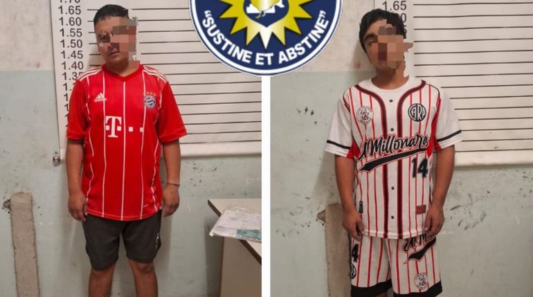 Los dos jóvenes que fueron atrapados tras robarle el celular y la billetera a un abuelo que había llevado a su nieto al Paseo de la Familia.&nbsp;