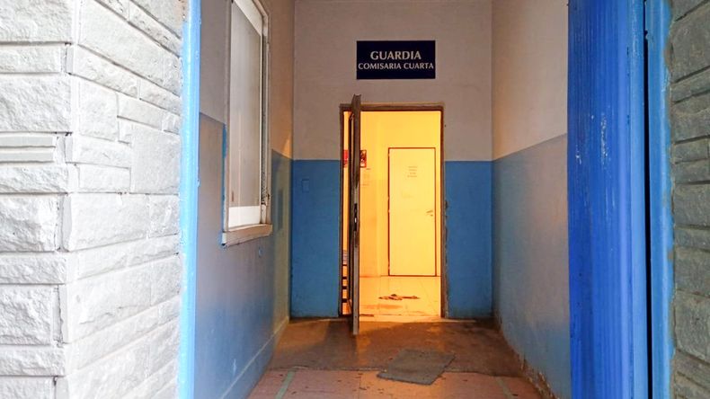 Presos de la Comisaría Cuarta piden tener el acceso a teléfonos para hablar con sus familiares y reclaman por la provisión de agua. | LMCipolletti.com Presos de la Comisaría Cuarta piden tener el acceso a teléfonos para hablar con sus familiares y reclaman por la provisión de agua.