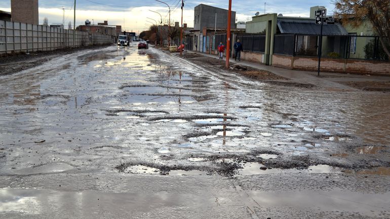 Las secretarías de Obras Públicas y Servicios, comenzaron con los trabajos de bacheo y repaso de las calles.
