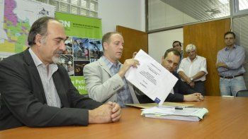 Caldiero presidió la apertura de sobre. YPF explorará en Chelforó.
