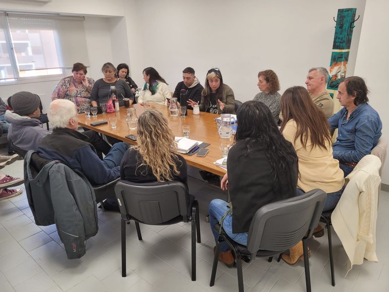 Los seis ediles que conforman el Concejo Deliberante mantuvieron un encuentro con integrantes de la Multisectorial y de organizaciones UTEP y el FOL por la posibilidad de dictar la emergencia alimentaria en la ciudad.