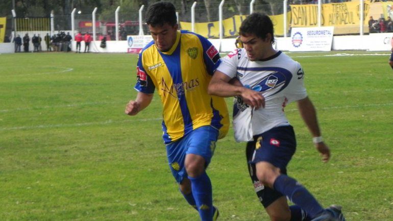 Ojeda defendiendo la camiseta de Juventud de San Luis