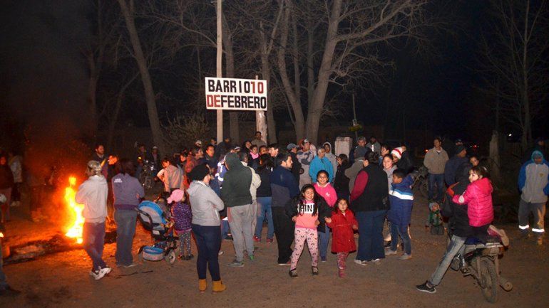 Toma 10 de febrero: sin electricidad y con frío, reclamaron por los servicios básicos