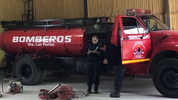 Además de construir el edificio, los bomberos compraron tres vehículos.