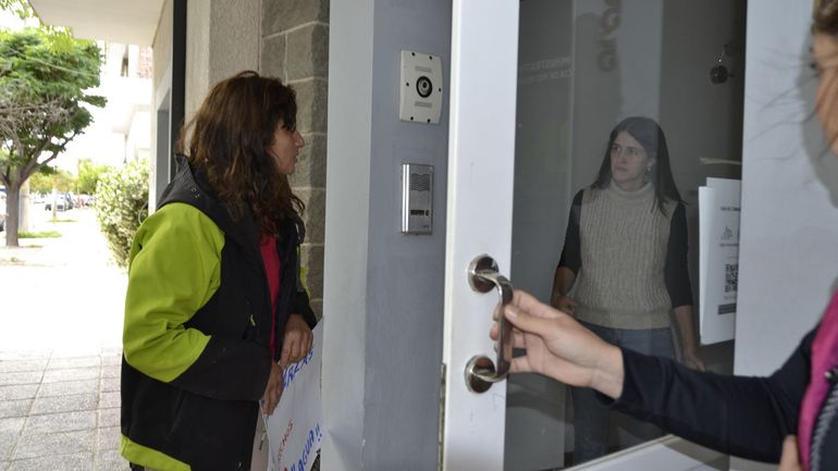 La oficina de la Defensoría del Pueblo en Cipolletti, está ubicada en Teniente Ibáñez 355. La oficina de la Defensoría del Pueblo en Cipolletti, está ubicada en Teniente Ibáñez 355.