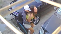 video: ladron manoseo a una joven hasta sacarle el celular