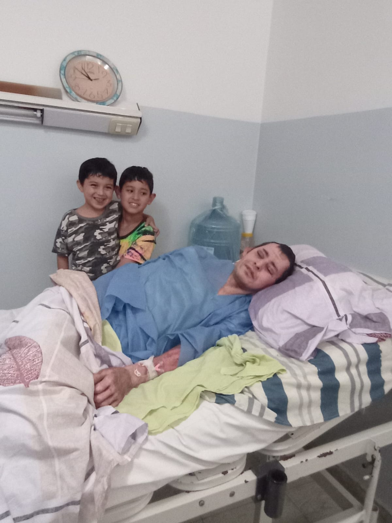 La felicidad de los nenes por tener cerca a su pap&aacute;. Foto gentileza Radio Terapia.&nbsp;