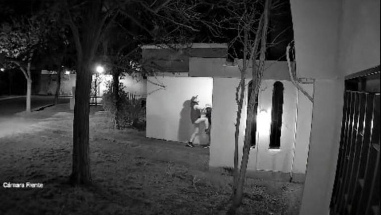 Uno de los delincuentes ayuda a subir al otro al techo de una casa del barrio 10 de Marzo. Ambos quedaron registrados por una cámara de seguridad.&nbsp;
